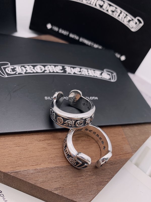 Chrome Hearts 클래식 스크롤 알파벳 반지 001-262361