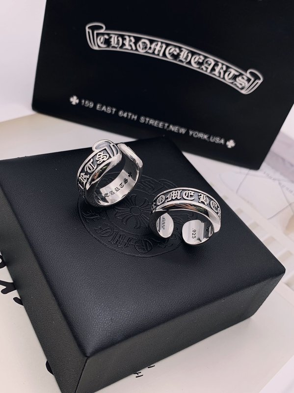 Chrome Hearts 클래식 스크롤 알파벳 반지 001-262361