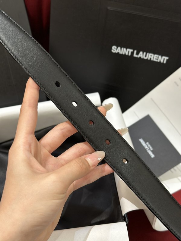 생로랑 YSL 여성용 빈티지 메탈 버클 가죽 벨트 001-262366
