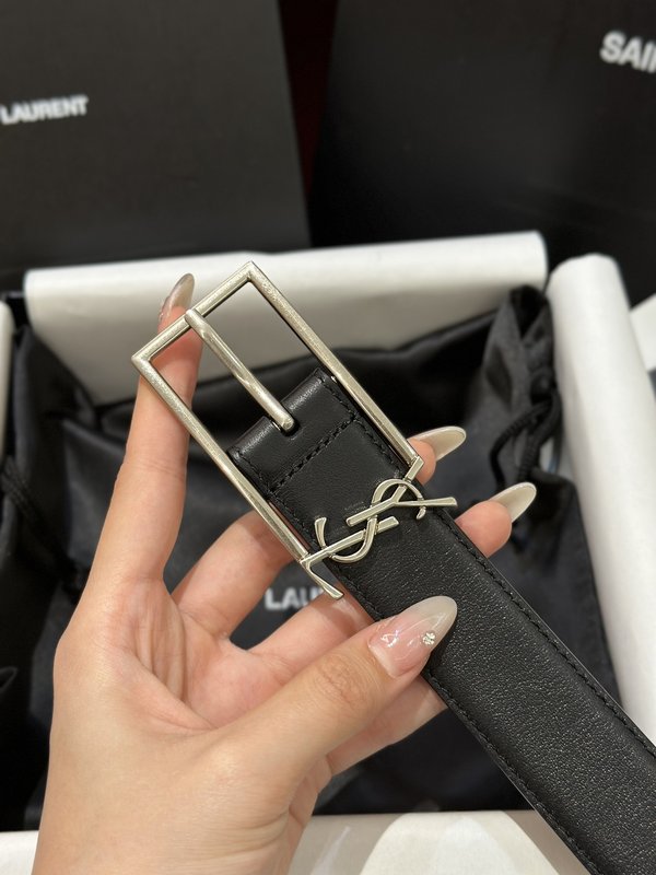 생로랑 YSL 여성용 빈티지 메탈 버클 가죽 벨트 001-262366