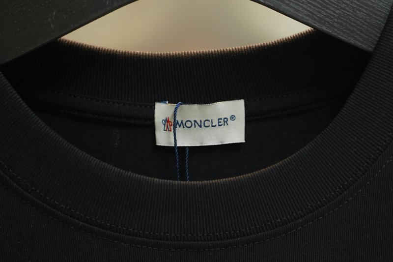몽클레르 신규 로고 자수 라운드 넥 반팔 티셔츠 001-263090
