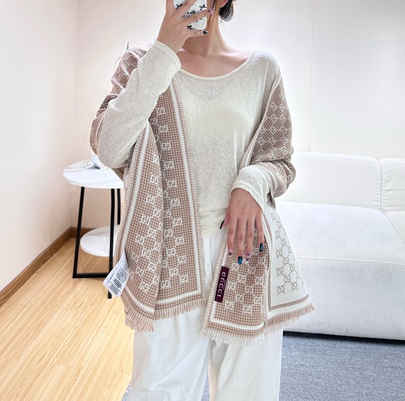 구찌 작은 글자 울 스카프 001-266754