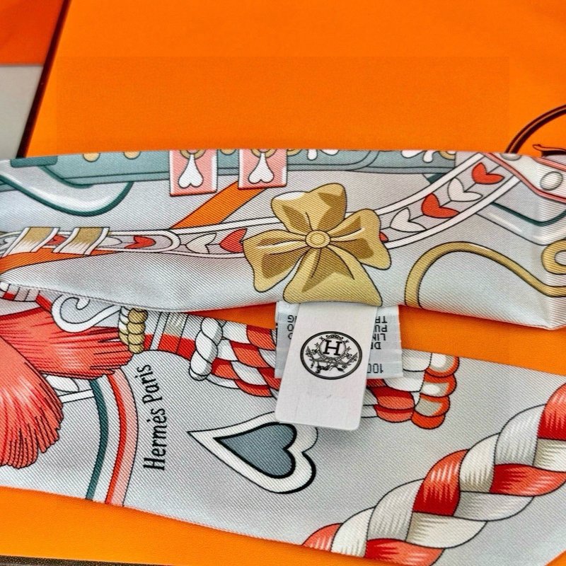 에르메스 '달콤한 안장' 트윌리 스카프 001-267546