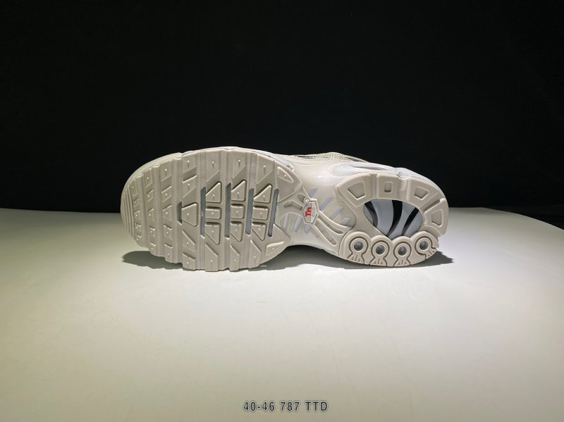 Nike Air Max Plus TN x Supreme 001-270680