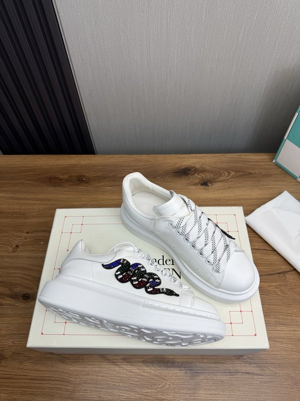 Alexander McQueen 뱀띠 한정 커플 스니커즈 001-271099