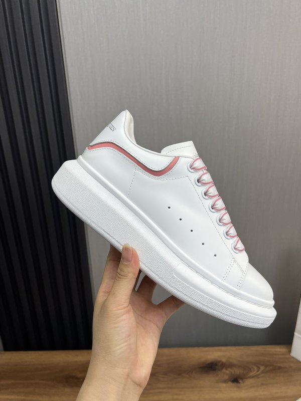 Alexander McQueen 화이트 스니커즈 커플용 001-271366