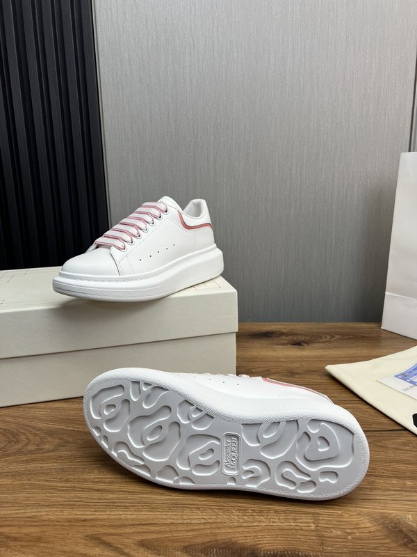 Alexander McQueen 화이트 스니커즈 커플용 001-271366