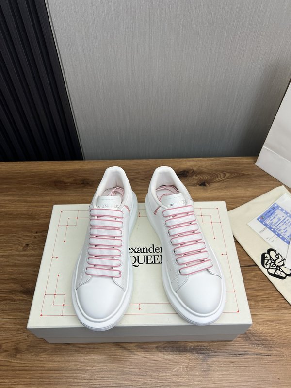 Alexander McQueen 화이트 스니커즈 커플용 001-271366