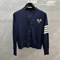 톰브라운 테니스 라켓 자카드 V넥 가디건 001-271886