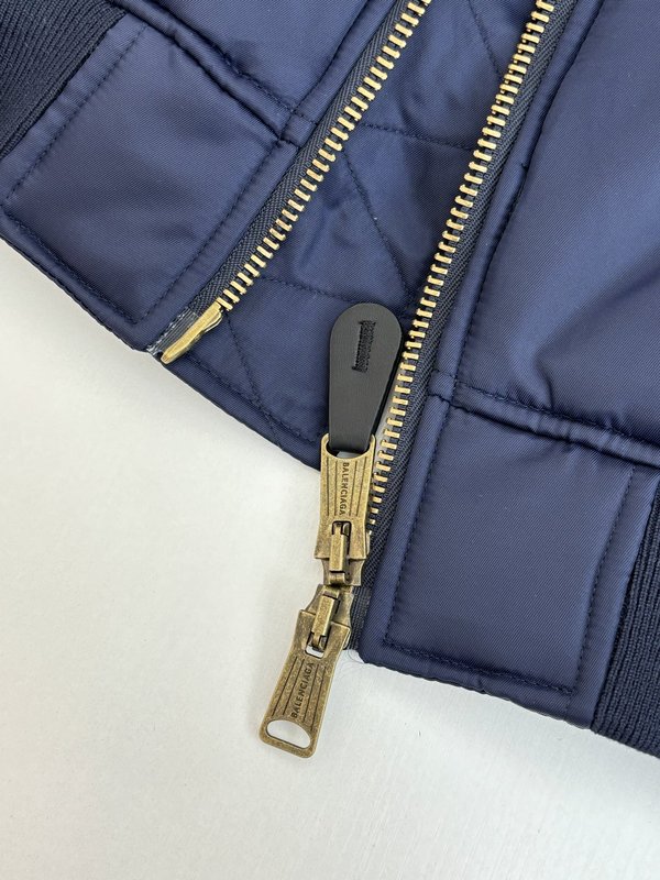 발렌시아가 25SS 런웨이 패딩 플라이트 자켓 001-272042