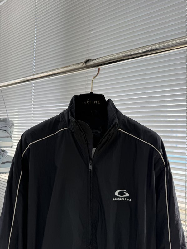 Balenciaga 로고 자수 하이넥 자켓 001-272046