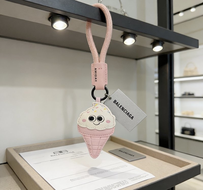 발렌시아가 키링 001-272108