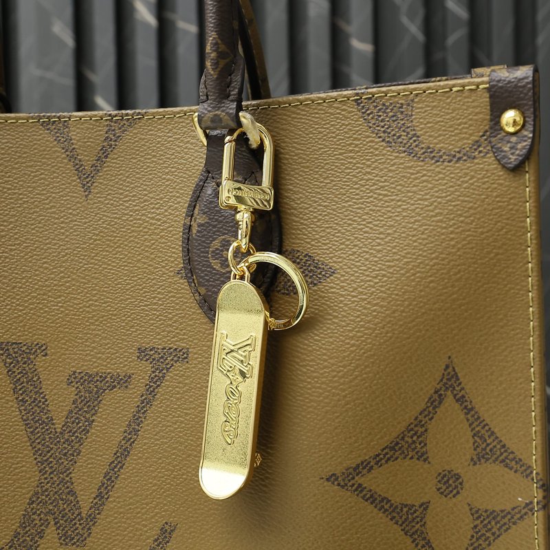 LV 스케이트 백 참 & 키링 001-272460