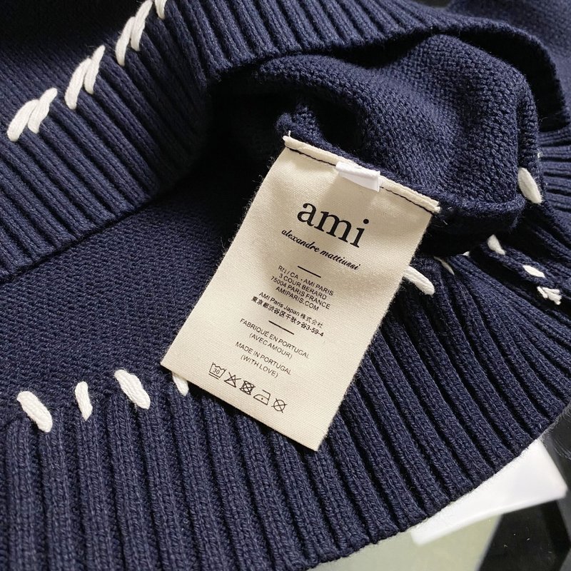 AMI 하트 자수 라운드넥 스웨터 001-273772