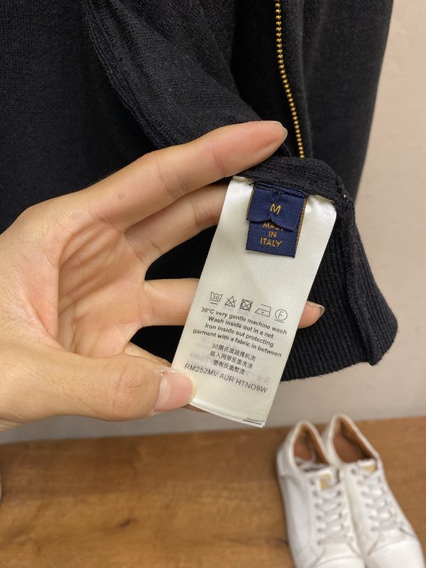 루이비통 메탈 레터 로고 스탠드칼라 지퍼 울 자켓 001-274225