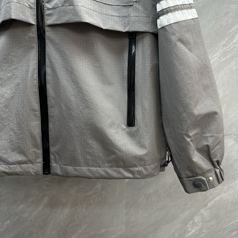 Thom Browne 방수 스트라이프 스탠드 칼라 자켓 001-276015
