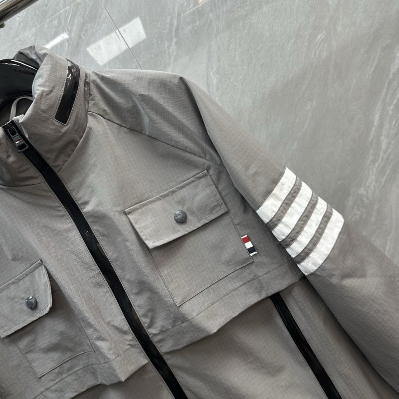 Thom Browne 방수 스트라이프 스탠드 칼라 자켓 001-276015