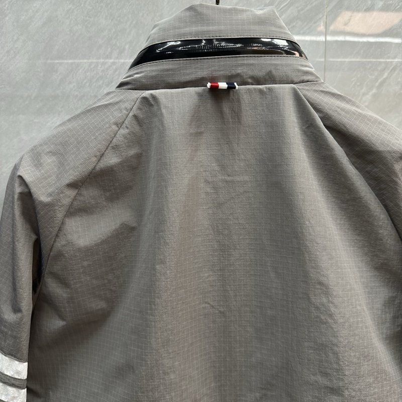 Thom Browne 방수 스트라이프 스탠드 칼라 자켓 001-276015