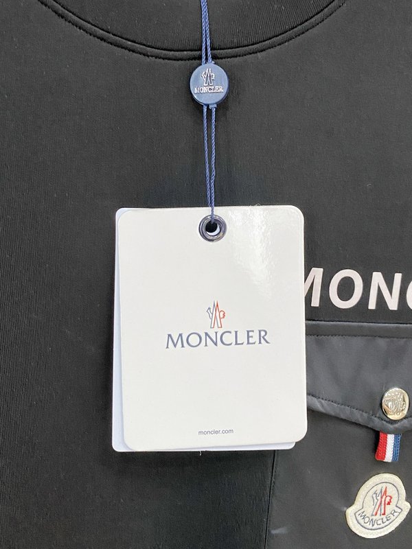 Monc*er 포켓 로고 라운드 맨투맨 001-277532