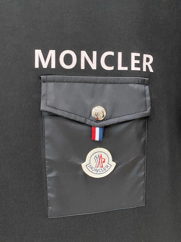 Monc*er 포켓 로고 라운드 맨투맨 001-277532