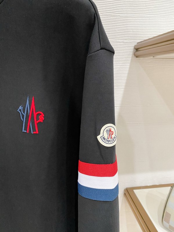 Moncler 레드블루 수탉 자수 스트라이프 패치 크루 001-277534
