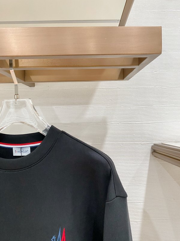 Moncler 레드블루 수탉 자수 스트라이프 패치 크루 001-277534
