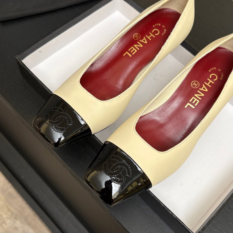 샤넬 클래식 더블C 뾰족굽 힐 단화 001-278374