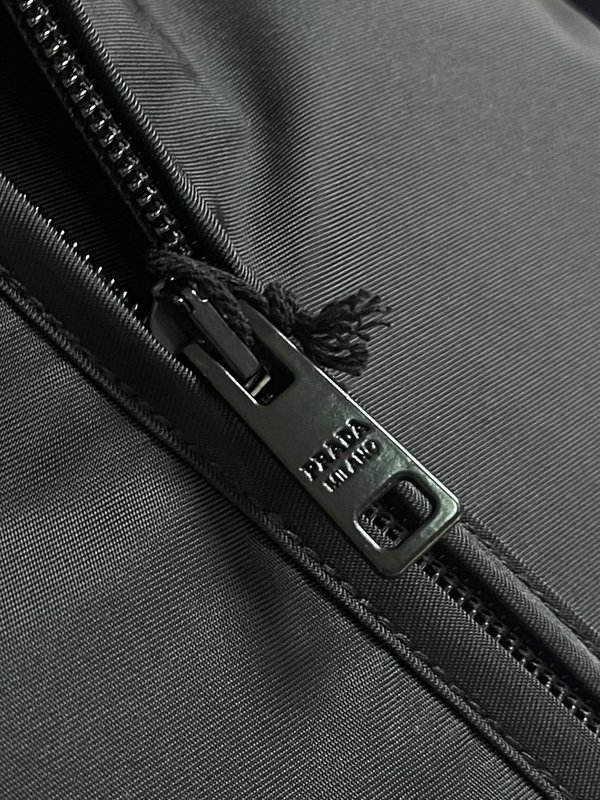 PRAD 에나멜 삼각 로고 패치 스탠드 칼라 자켓 001-278777