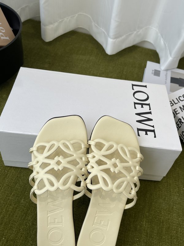 LOEWE 플랫 가죽 슬리퍼 001-278846