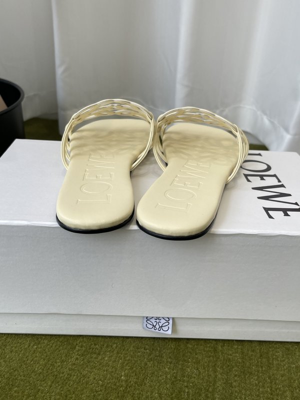LOEWE 플랫 가죽 슬리퍼 001-278846