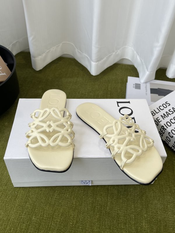 LOEWE 플랫 가죽 슬리퍼 001-278846