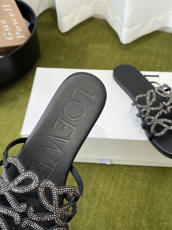 LOEWE 플랫 크리스탈 슬리퍼 001-278855