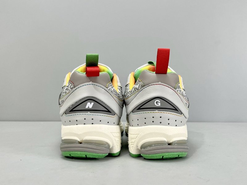 뉴발란스 GANNI 컬래버 2002R 레트로 러닝화 001-279722