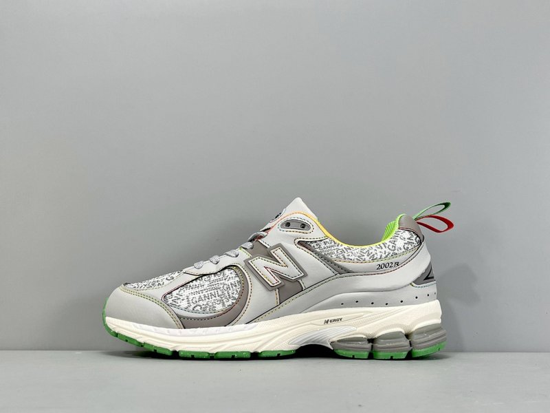 뉴발란스 GANNI 컬래버 2002R 레트로 러닝화 001-279722