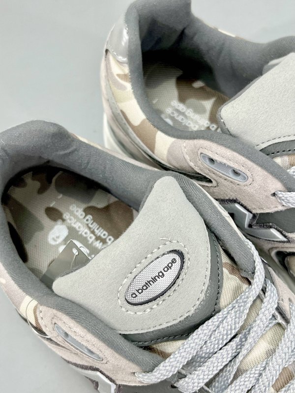 뉴발란스 BAPE 콜라보 레트로 러닝화 001-279724
