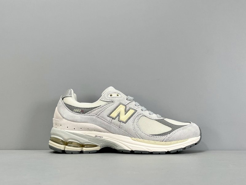 뉴발란스 NB2002R 레트로 러닝화 001-279727