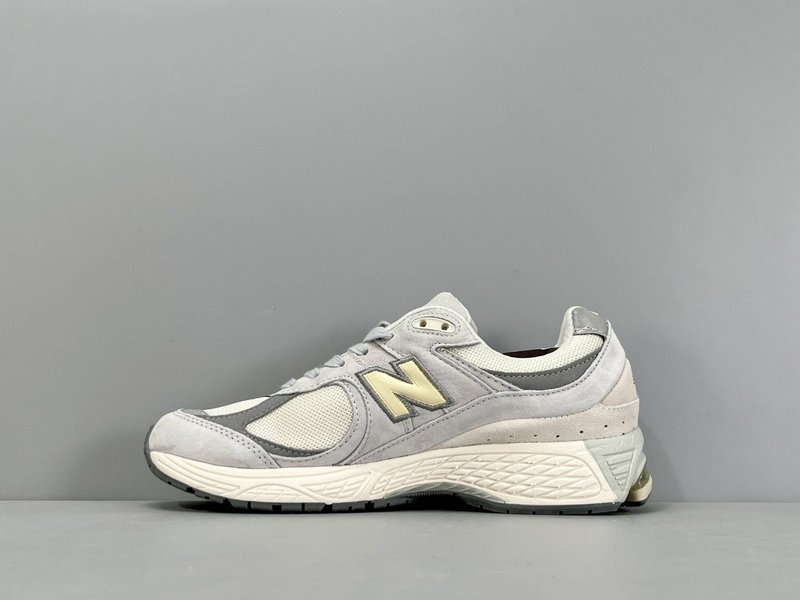 뉴발란스 NB2002R 레트로 러닝화 001-279727
