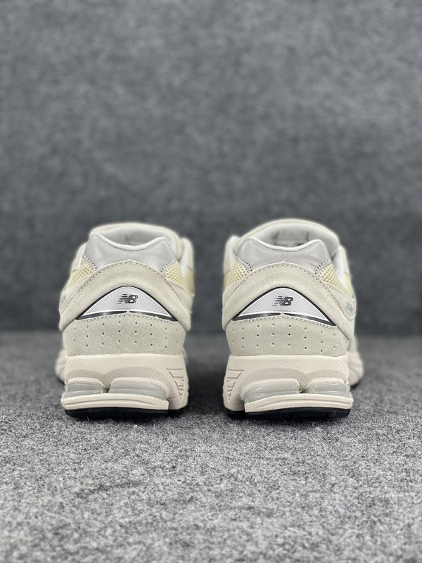 뉴발란스 2002R 크림 화이트 001-279753