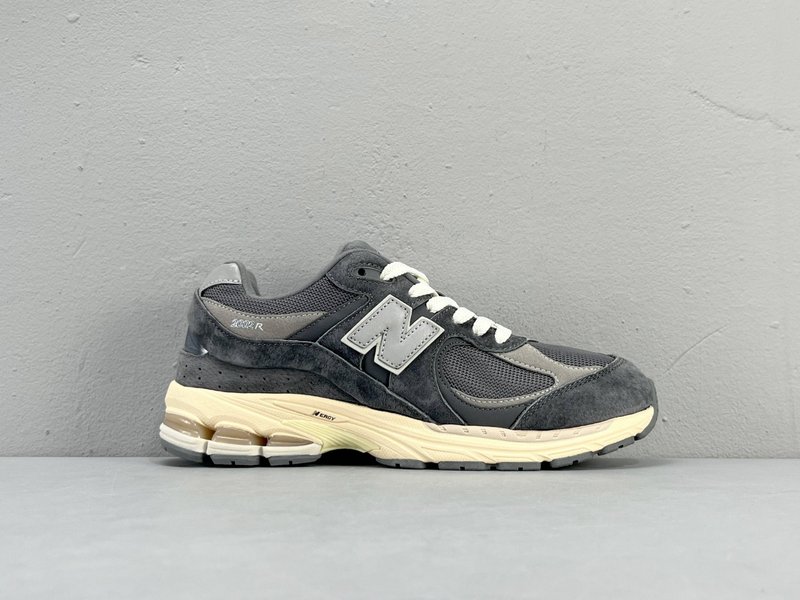 뉴발란스 NB2002R 레트로 러닝화 001-279763