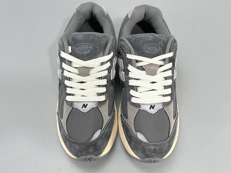 뉴발란스 NB2002R 레트로 러닝화 001-279763