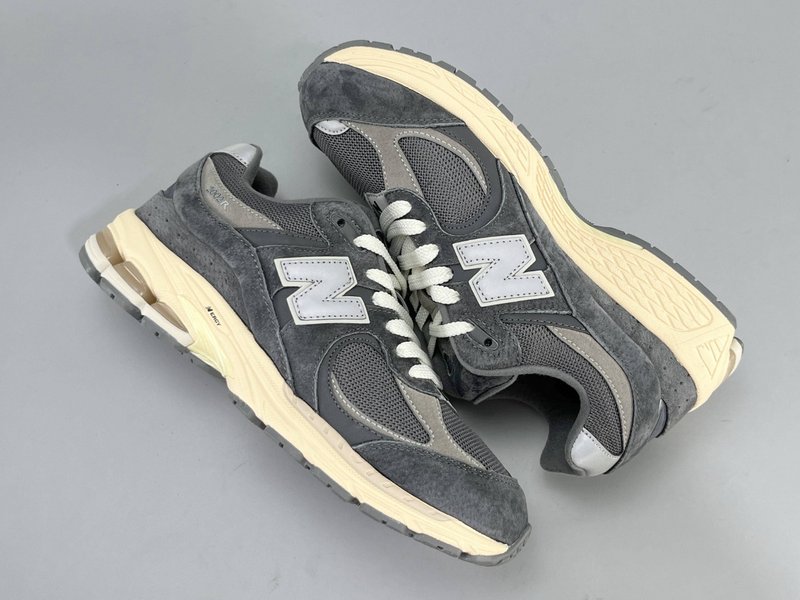 뉴발란스 NB2002R 레트로 러닝화 001-279763