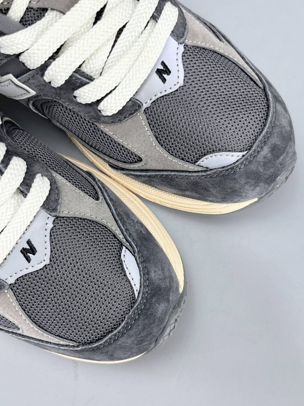 뉴발란스 NB2002R 레트로 러닝화 001-279763