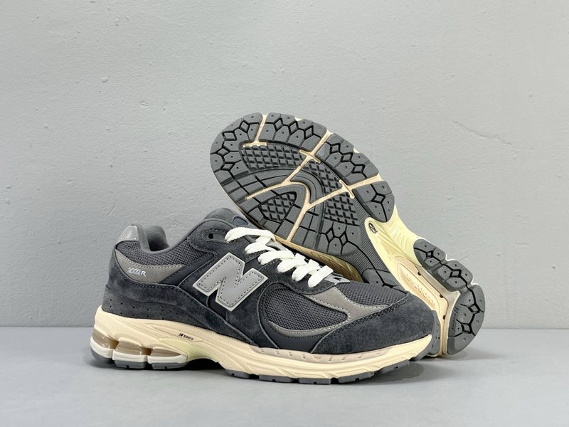 뉴발란스 NB2002R 레트로 러닝화 001-279763
