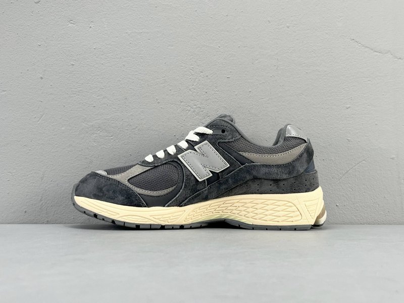 뉴발란스 NB2002R 레트로 러닝화 001-279763