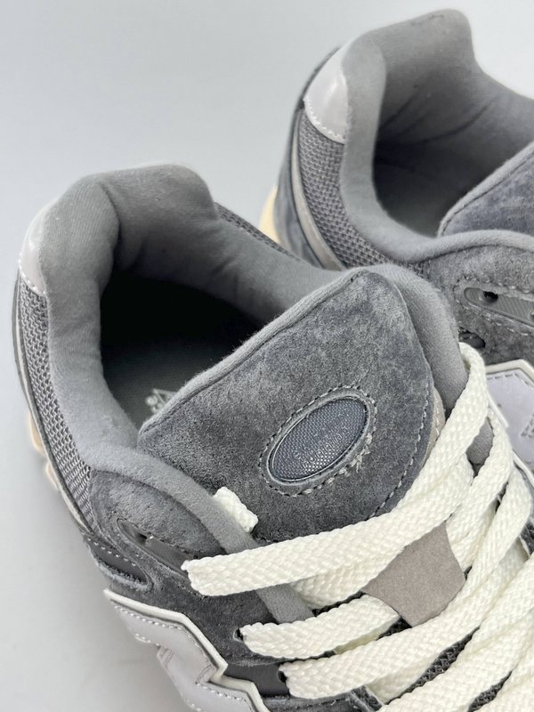 뉴발란스 NB2002R 레트로 러닝화 001-279763