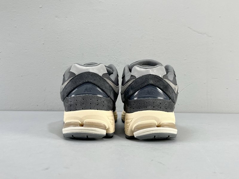 뉴발란스 NB2002R 레트로 러닝화 001-279763