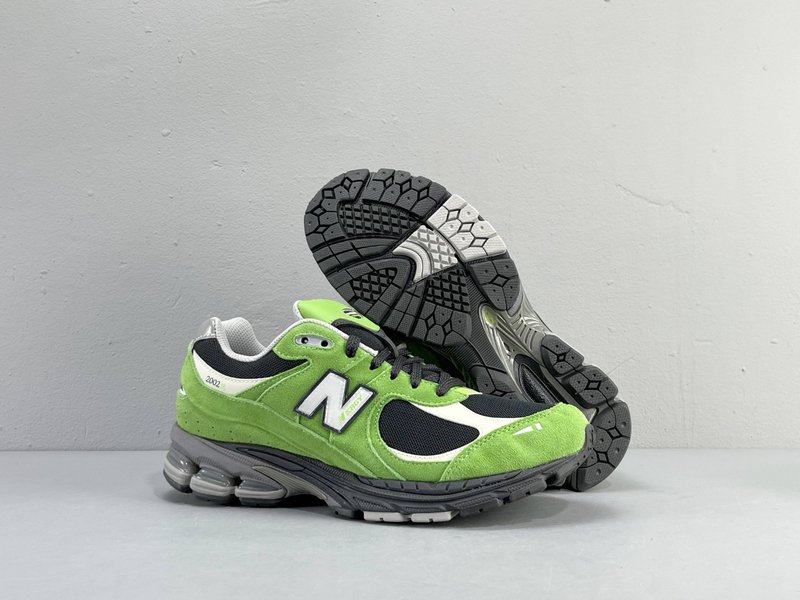 뉴발란스 NB2002R 로우탑 러닝화 001-279778