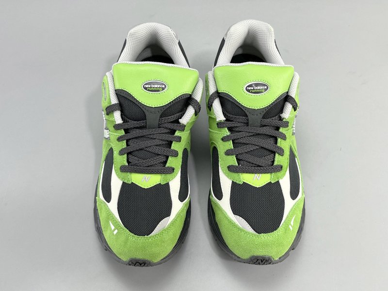 뉴발란스 NB2002R 로우탑 러닝화 001-279778