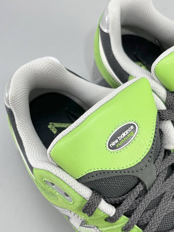 뉴발란스 NB2002R 로우탑 러닝화 001-279778