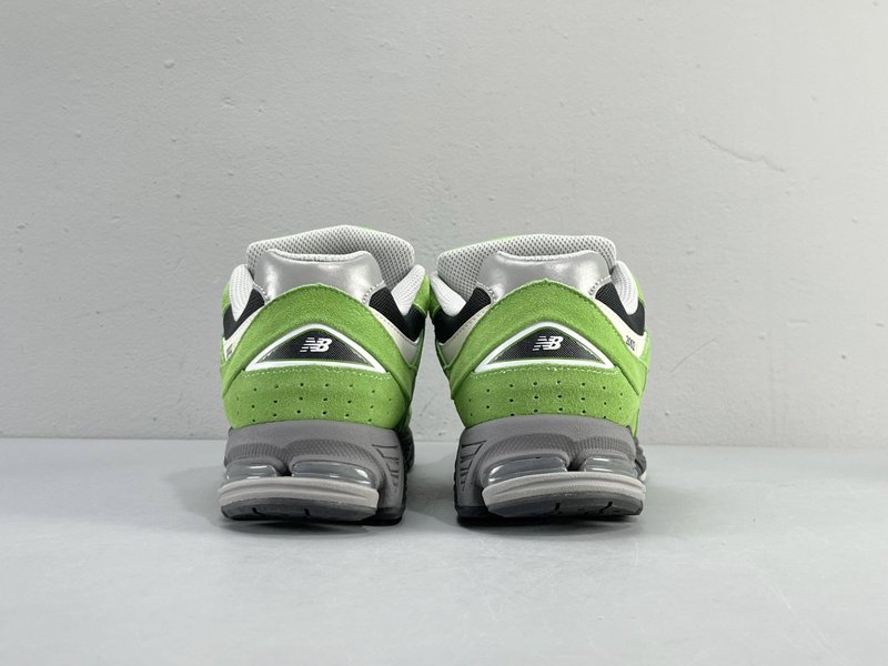 뉴발란스 NB2002R 로우탑 러닝화 001-279778